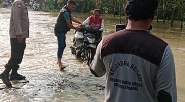 Tidak Kenal Lelah, Personel Polsek Bosar Maligas Bantu Korban Bencana Alam